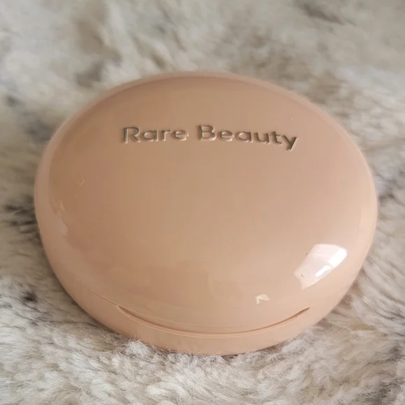 Enlighten - Rare Beauty Highlighter Selena Gomez - Picture 9 of 14